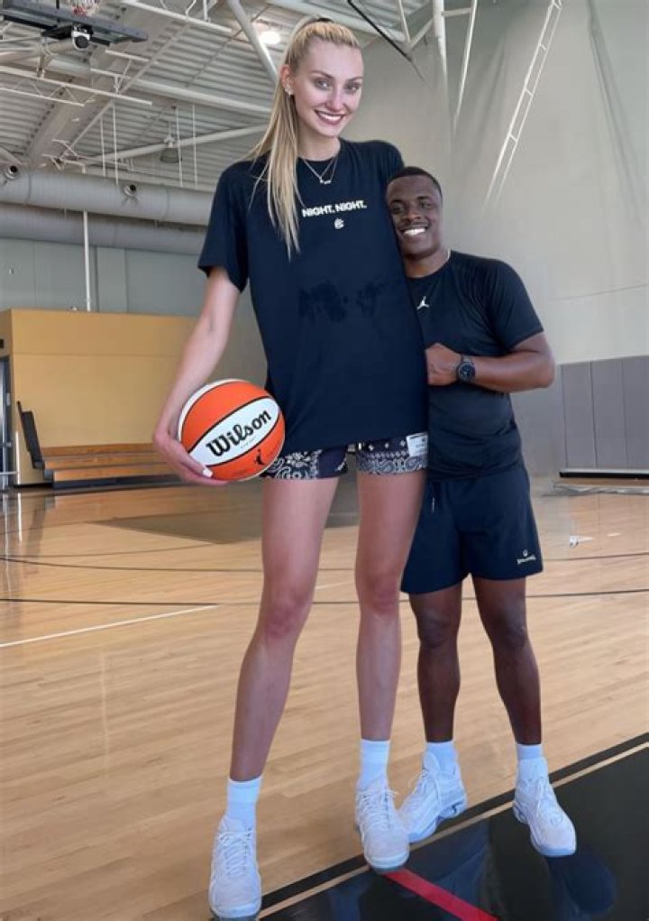 Unveil Chloe Bailey's Height And Weight: Insights And Surprises